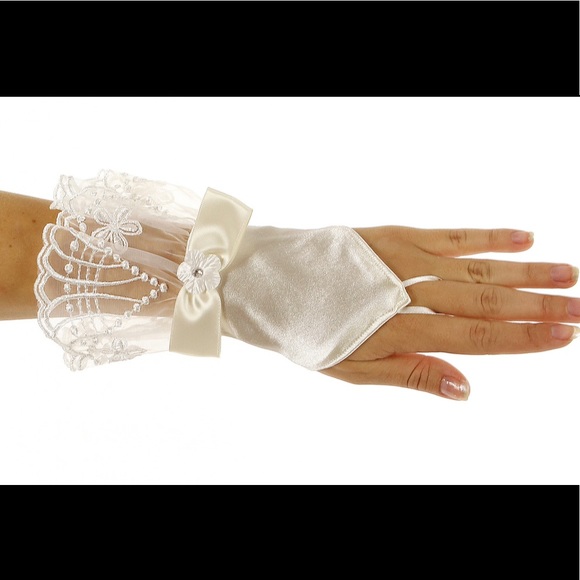 Fingerless Ruffle ivory gloves - Picture 3 of 3